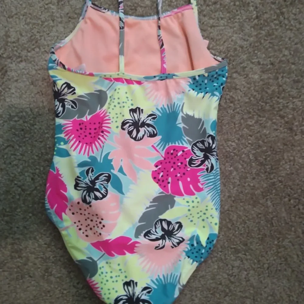 Swimwear and Rode - Picture 4 of 5